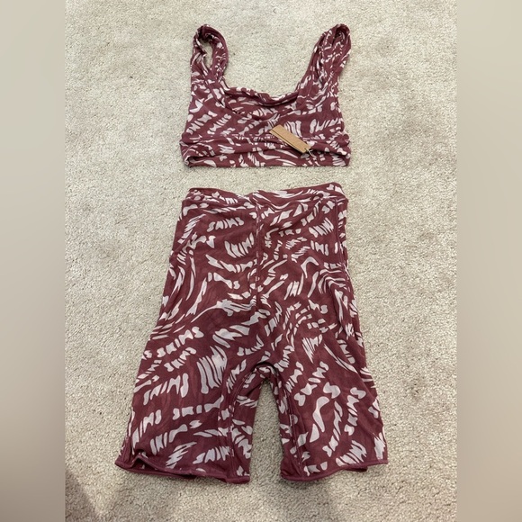 SKIMS Set Bra and Summer Mesh Mid Thigh Short RASPBERRY SWIRL Small NWY - Picture 3 of 5